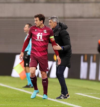 RB Leipzig - San Sebastian 17.02.2022 Leipzig, 17.02.2022, Red Bull Arena, Fussball, UEFA EURO, EM, Europameisterschaft,Fussball League, Ko Runde PlayOff, Hinspiel , RB Leipzig vs. Real Sociedad San Sebastian , Im Bild von links; Mikel Oyarzabal (10, San Sebastian), Trainer Imanol Alguacil (San Sebastian). , UEFA regulations prohibit any use of photographs as image sequences and or quasi-video.