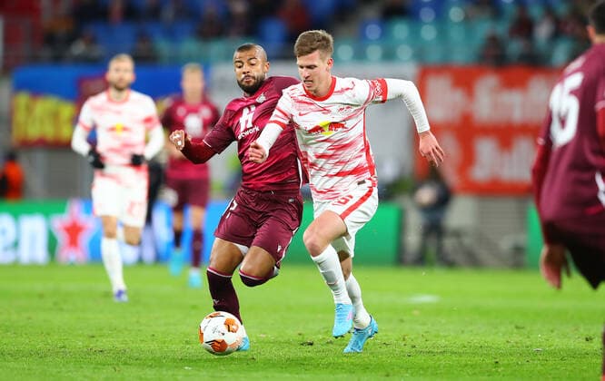 RB Leipzig - San Sebastian 17.02.2022 Leipzig, 17.02.2022, Red Bull Arena, Fussball, UEFA Europa League, Play Off Runde , RB Leipzig (GER) vs. Real Sociedad San Sebastian (ESP) , Im Bild v.l.: Rafinha (17, San Sebastian) und Dani Olmo (25, RB Leipzig) , UEFA regulations prohibit any use of photographs as image sequences and or quasi-video ,