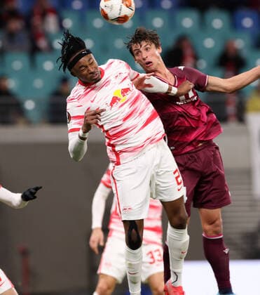 RB Leipzig - San Sebastian 17.02.2022 Leipzig, 17.02.2022, Red Bull Arena, Fussball, UEFA EURO, EM, Europameisterschaft,Fussball League, Ko Runde PlayOff, Hinspiel , RB Leipzig vs. Real Sociedad San Sebastian , Im Bild von links; Mohamed Simakan (2, RB Leipzig), Robin Le Normand (24, San Sebastian). , UEFA regulations prohibit any use of photographs as image sequences and or quasi-video.