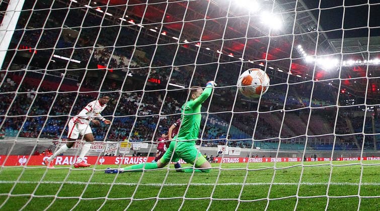 RB Leipzig - San Sebastian 17.02.2022 Leipzig, 17.02.2022, Red Bull Arena, Fussball, UEFA EURO, EM, Europameisterschaft,Fussball League, Ko Runde PlayOff, Hinspiel , RB Leipzig vs. Real Sociedad San Sebastian , Im Bild; Fans von San Sebastian. Robin Le Normand (24, San Sebastian) trifft zum 0:1, , UEFA regulations prohibit any use of photographs as image sequences and or quasi-video.