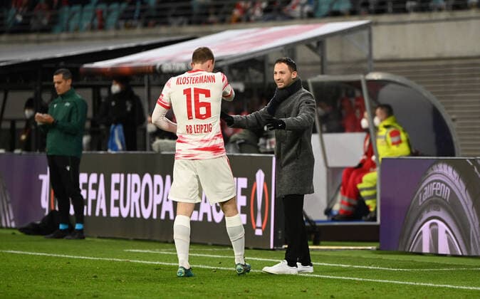 Fussball, Herren, Saison 2021 2022, Europa League (Play-offs, zum Erreichen des Achtelfinals, Hinspiel), RB Leipzig - Real Sociedad San Sebastian, v. l. Lukas Klostermann (RB Leipzig), Trainer Domenico Tedesco (RB Leipzig), 17.02. 2022, Copyright: xMatthiasxKochx