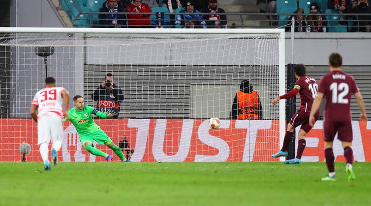 RB Leipzig - San Sebastian 17.02.2022 Leipzig, 17.02.2022, Red Bull Arena, Fussball, UEFA Europa League, Play Off Runde , RB Leipzig (GER) vs. Real Sociedad San Sebastian (ESP) , Tor für Real Sociedad zum 1:2 . Im Bild: Mikel Oyarzabal (10, San Sebastian) verwandelt einen Elfmeter gegen Torwart Peter Gulacsi (1, RB Leipzig) , UEFA regulations prohibit any use of photographs as image sequences and or quasi-video , Picture Point