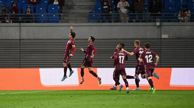 Fussball, Herren, Saison 2021 2022, Europa League (Play-offs, zum Erreichen des Achtelfinals, Hinspiel), RB Leipzig - Real Sociedad San Sebastian, Real Sociedad, Jubel nach Tor zum 1:2 durch Mikel Oyarzabal (li., Real Sociedad), 17.02. 2022, Copyright: xMatthiasxKochx