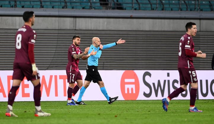 Fussball, Herren, Saison 2021 2022, Europa League (Play-offs, zum Erreichen des Achtelfinals, Hinspiel), RB Leipzig - Real Sociedad San Sebastian, Schiedsrichter Cüneyt Cakir (TUR) zeigt auf den Elfmeterpunkt, es gibt Elfmeter für Real Sociedad, 17.02. 2022, Copyright: xMatthiasxKochx