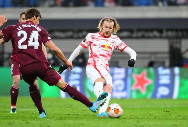 RB Leipzig - San Sebastian 17.02.2022 Leipzig, 17.02.2022, Red Bull Arena, Fussball, UEFA Europa League, Play Off Runde , RB Leipzig (GER) vs. Real Sociedad San Sebastian (ESP) , Im Bild v.l.: Robin Le Normand (24, San Sebastian) und Emil Forsberg (10, RB Leipzig) , UEFA regulations prohibit any use of photographs as image sequences and or quasi-video ,