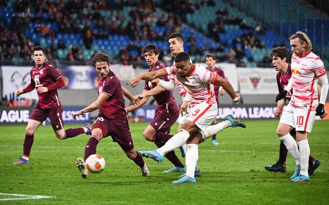Fussball, Herren, Saison 2021 2022, Europa League (Play-offs, zum Erreichen des Achtelfinals, Hinspiel), RB Leipzig - Real Sociedad San Sebastian, v. l. Jon Pacheco (Real Sociedad), Benjamin Henrichs (RB Leipzig), 17.02. 2022, Copyright: xMatthiasxKochx