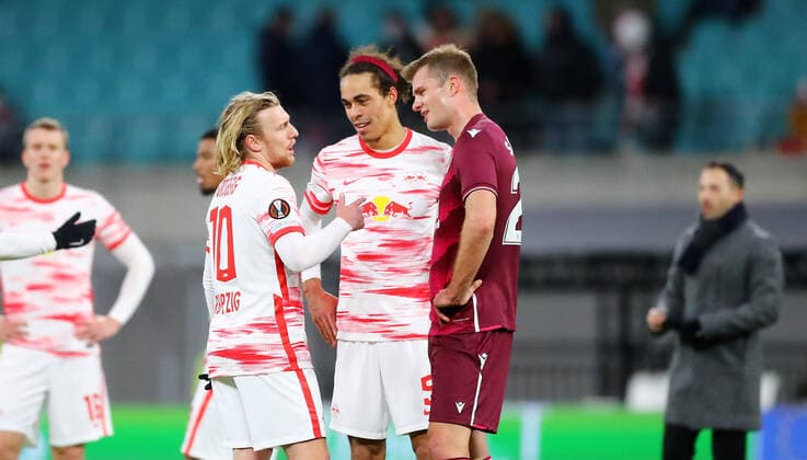 RB Leipzig - San Sebastian 17.02.2022 Leipzig, 17.02.2022, Red Bull Arena, Fussball, UEFA Europa League, Play Off Runde , RB Leipzig (GER) vs. Real Sociedad San Sebastian (ESP) 2:2 (1:1) , Nach Abpfiff. Im Bild v.l.: Emil Forsberg (10, RB Leipzig), Yussuf Poulsen (9, RB Leipzig) und Alexander Sörloth Soerloth (23, San Sebastian). , UEFA regulations prohibit any use of photographs as image sequences and or quasi-video , Picture Point