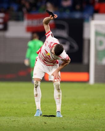 RB Leipzig - San Sebastian 17.02.2022 Leipzig, 17.02.2022, Red Bull Arena, Fussball, UEFA EURO, EM, Europameisterschaft,Fussball League, Ko Runde PlayOff, Hinspiel , RB Leipzig vs. Real Sociedad San Sebastian 2:2 (1:1) , Im Bild; Enttäuschung bei Leipzig nach dem Spiel. Josko Gvardiol (32, RB Leipzig). , UEFA regulations prohibit any use of photographs as image sequences and or quasi-video.