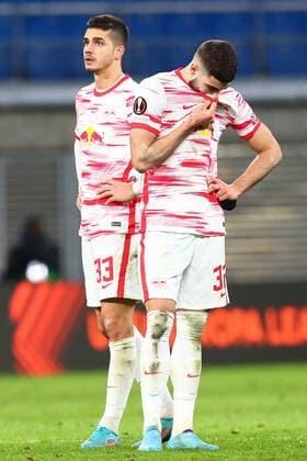 17.02.2022, xtgx, Fussball UEFA European League, RB Leipzig - Real Sociedad San Sebastian emspor, v.l. Andre Silva (Leipzig, 33), Josko Gvardiol (Leipzig, 32) enttaeuscht, schaut enttaeuscht, niedergeschlagen, disappointed (DFL DFB REGULATIONS PROHIBIT ANY USE OF PHOTOGRAPHS as IMAGE SEQUENCES and or QUASI-VIDEO) Leipzig