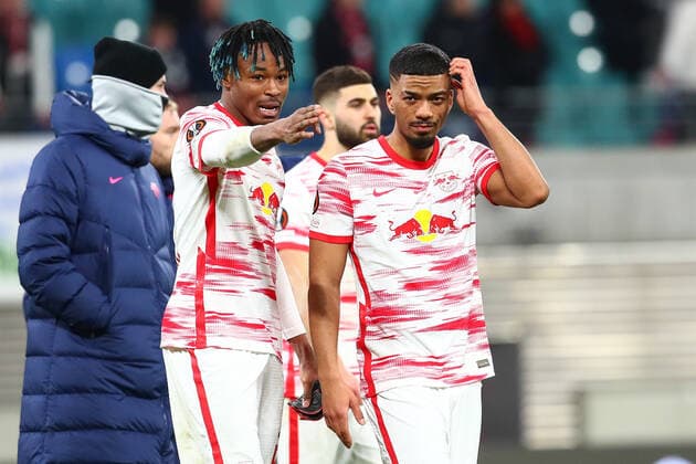 17.02.2022, xtgx, Fussball UEFA European League, RB Leipzig - Real Sociedad San Sebastian emspor, v.l. Mohamed Simakan (Leipzig, 2), Benjamin Henrichs (Leipzig, 39) enttaeuscht, schaut enttaeuscht, niedergeschlagen, disappointed gibt Anweisungen, gestikuliert mit den Armen, gesticulate, gives instructions (DFL DFB REGULATIONS PROHIBIT ANY USE OF PHOTOGRAPHS as IMAGE SEQUENCES and or QUASI-VIDEO) Leipzig