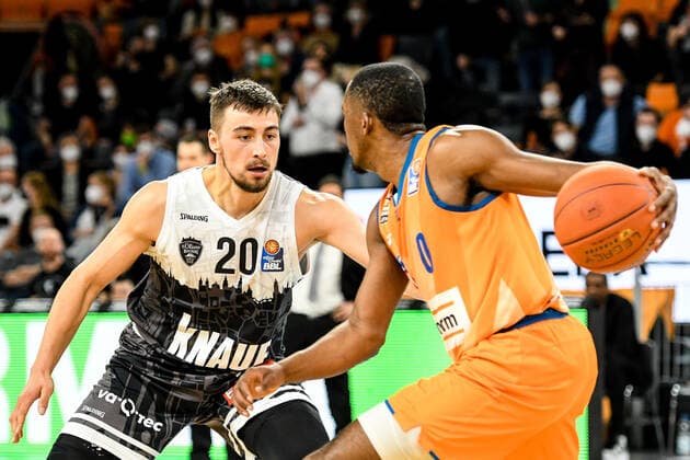GER, BBL, ratiopharm Ulm vs s.Oliver Würzburg Wuerzburg 18.02.2022, ratiopharm arena, Neu-Ulm, GER, BBL, ratiopharm Ulm vs s.Oliver Würzburg Wuerzburg, im Bild Julian Albus (Wuerzburg, 20), Semaj Christon (Ulm, 0)
