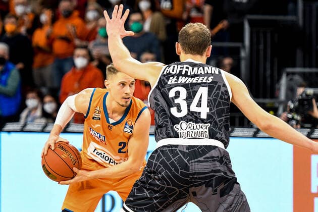 GER, BBL, ratiopharm Ulm vs s.Oliver Würzburg Wuerzburg 18.02.2022, ratiopharm arena, Neu-Ulm, GER, BBL, ratiopharm Ulm vs s.Oliver Würzburg Wuerzburg, im Bild Thomas Klepeisz (Ulm, 22), Felix Hoffmann (Wuerzburg, 34)