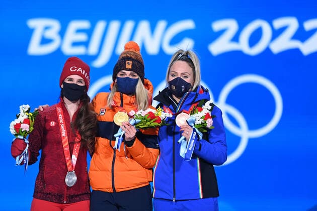 (220219) -- BEIJING, Feb. 19, 2022 -- Gold medalist Irene Schouten (C) of the Netherlands, silver medalist Ivanie Blondin (L) of Canada and bronze medalist Francesca Lollobrigida of Italy pose during the awarding ceremony of Speed skating, Eisschnelllauf women s mass start at the Beijing Medals Plaza of the Winter Olympics in Beijing, capital of China, Feb. 19, 2022. ) (BEIJING2022)CHINA-BEIJING-OLYMPIC Winter games, Winterspiele,Spiele, Summer games AWARDING CEREMONY-SPEED SKATING (CN) HuangxZongzhi