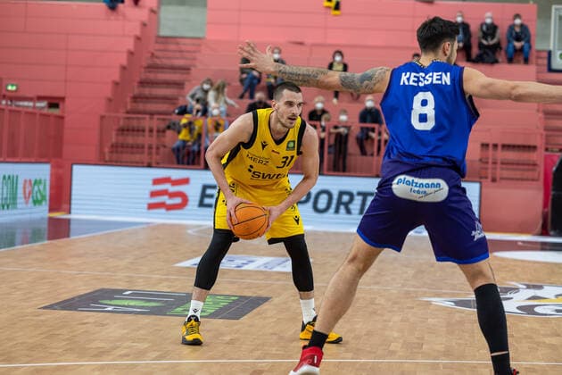 Daniel Keppeler (Tigers Tuebingen, 31) Marcel Keßen (Phoenix Hagen, 08) Tigers Tuebingen vs. Phoenix Hagen, 2. Basketball Bundesliga, Pro A, Barmer 2 Basketball, 32. Spieltag , Spielzeit 2021 2022, 19.02.2022 Tigers Tuebingen vs. Phoenix Hagen, 2. Basketball Bundesliga, Pro A, Barmer 2 Basketball, 32. Spieltag , Spielzeit 2021 2022, 19.02.2022 Tuebingen Copyright: xNinaxSanderx xEibnerxPressefotox EP_NSR
