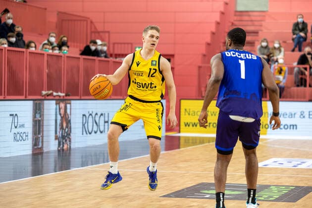 Aatu Kivimaeki (Tigers Tuebingen, 12) Shawn Occeus (Phoenix Hagen, 01) Tigers Tuebingen vs. Phoenix Hagen, 2. Basketball Bundesliga, Pro A, Barmer 2 Basketball, 32. Spieltag , Spielzeit 2021 2022, 19.02.2022 Tigers Tuebingen vs. Phoenix Hagen, 2. Basketball Bundesliga, Pro A, Barmer 2 Basketball, 32. Spieltag , Spielzeit 2021 2022, 19.02.2022 Tuebingen Copyright: xNinaxSanderx xEibnerxPressefotox EP_NSR