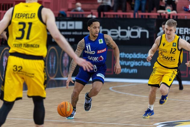 Daniel Keppeler (Tigers Tuebingen, 31) CJ Walker (Phoenix Hagen, 11) Aatu Kivimaeki (Tigers Tuebingen, 12) Tigers Tuebingen vs. Phoenix Hagen, 2. Basketball Bundesliga, Pro A, Barmer 2 Basketball, 32. Spieltag , Spielzeit 2021 2022, 19.02.2022 Tigers Tuebingen vs. Phoenix Hagen, 2. Basketball Bundesliga, Pro A, Barmer 2 Basketball, 32. Spieltag , Spielzeit 2021 2022, 19.02.2022 Tuebingen Copyright: xNinaxSanderx xEibnerxPressefotox EP_NSR