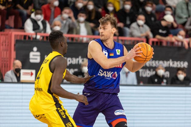 Bakary Dibba (Tigers Tuebingen, 44) Phillip Daubner (Phoenix Hagen, 013) Tigers Tuebingen vs. Phoenix Hagen, 2. Basketball Bundesliga, Pro A, Barmer 2 Basketball, 32. Spieltag , Spielzeit 2021 2022, 19.02.2022 Tigers Tuebingen vs. Phoenix Hagen, 2. Basketball Bundesliga, Pro A, Barmer 2 Basketball, 32. Spieltag , Spielzeit 2021 2022, 19.02.2022 Tuebingen Copyright: xNinaxSanderx xEibnerxPressefotox EP_NSR