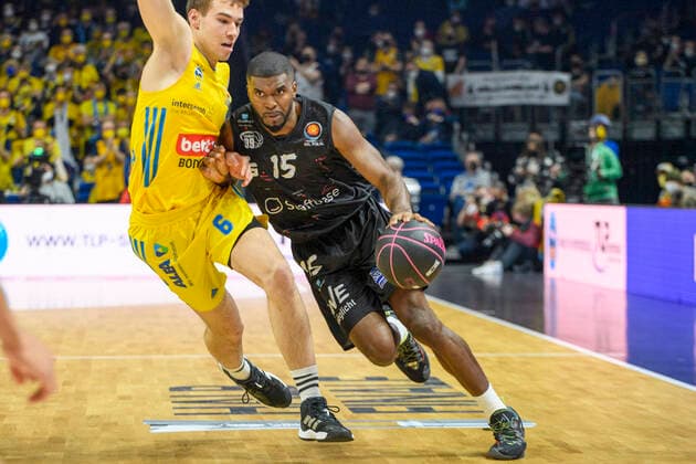 v.l. Malte Delow (Alba Berlin, 06), Frantz Massenat (Niners Chemnitz, 15), Zweikampf, GER, Basketball,Alba Berlin vs Chemnitz Niners, BBL, Basketball - 1 Bundesliga - Maenner, Pokal Top Four 2022, Spiel ums Halbfinale, Saison 2021 2022, 19.02.2022, Basketball - Alba Berlin vs Chemnitz Niners, BBL, Pokal Top Four 2022, Spiel ums Halbfinale, Basketball - 1 Bundesliga - Maenner, , Saison 2021 2022, 19.02.2022, Berlin Copyright: xEibner-Pressefoto UwexKochx EP_UKH