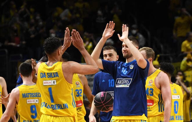Basketball, Herren, Saison 2021 2022, MagentaSport BBL Pokal, TOP FOUR (Halbfinale 2), Alba Berlin - Niners Chemnitz, v. l. Oscar da Silva (Alba Berlin), Kresimir Nikic (Alba Berlin), Jubel nach Abpfiff, 19.02. 2022, Copyright: xSebastianxRäppold MatthiasxKochx