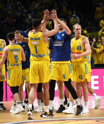 Basketball, Herren, Saison 2021 2022, MagentaSport BBL Pokal, TOP FOUR (Halbfinale 2), Alba Berlin - Niners Chemnitz, v. l. Oscar da Silva (Alba Berlin), Kresimir Nikic (Alba Berlin), Jubel nach Abpfiff, 19.02. 2022, Copyright: xSebastianxRäppold MatthiasxKochx