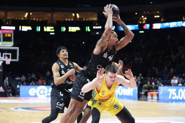 DEU, TOP4 Finale, ALBA vs. Niners Chemnitz, 19.02.2022, Mercedes-Benz-Arena, Berlin, DEU, TOP4 Finale, ALBA vs. Niners Chemnitz, im Bild Jonas Mattisseck (ALBA Berlin 9), Darion Atkins (Chemnitz 44), Weidemann (Chemnitz 0)