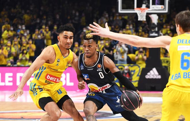 Basketball, Herren, Saison 2021 2022, MagentaSport BBL Pokal, Top Four (Finale), Hakro Merlins Crailsheim - Alba Berlin, v. l. Maodo Lo (Alba Berlin), T.J. Shorts (Hakro Merlins Crailsheim), Malte Delow (Alba Berlin), 20.02. 2022, Copyright: xSebastianxRäppold MatthiasxKochx