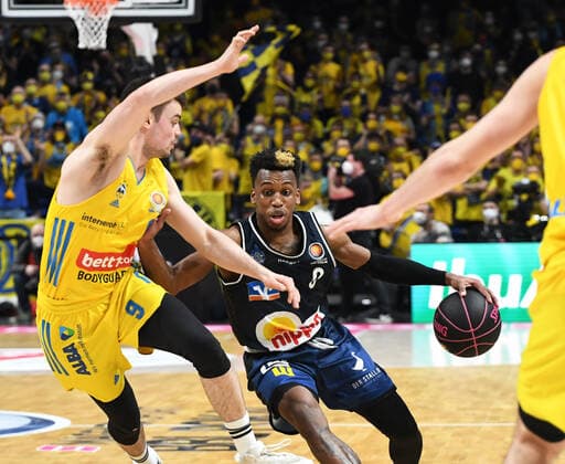 Basketball, Herren, Saison 2021 2022, MagentaSport BBL Pokal, Top Four (Finale), Hakro Merlins Crailsheim - Alba Berlin, v. l. Jonas Mattisseck (Alba Berlin), T.J. Shorts (Hakro Merlins Crailsheim), Malte Delow (Alba Berlin), 20.02. 2022, Copyright: xSebastianxRäppold MatthiasxKochx