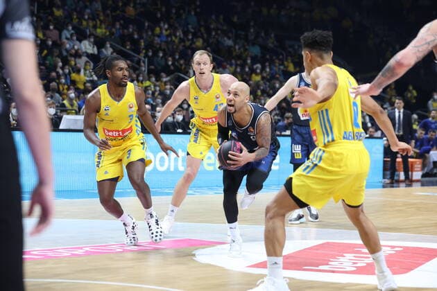 DEU, TOP4, Pokal, ALBA vs. Crailsheim, 20.02.2022, Mercedes-Benz-Arena, Berlin, DEU, TOP4, Pokal, ALBA vs. Crailsheim, im Bild Jaleen Smith (ALBA Berlin 3), Luke Sikma (ALBA Berlin 43), Maodo Lo (ALBA Berlin 0), Maurice Stuckey (Crailsheim 3)