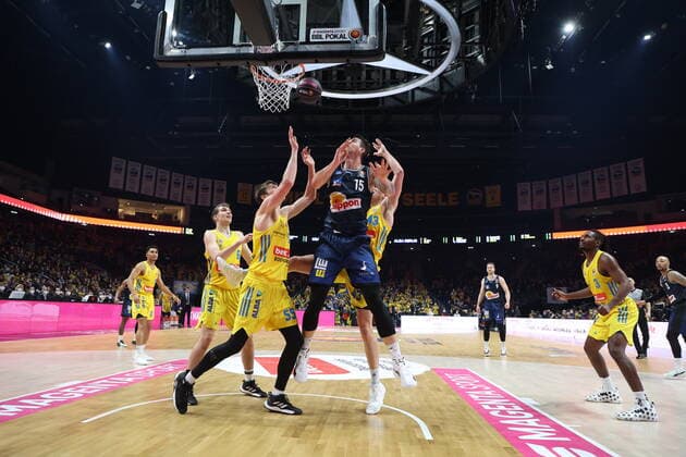 DEU, TOP4, Pokal, ALBA vs. Crailsheim, 20.02.2022, Mercedes-Benz-Arena, Berlin, DEU, TOP4, Pokal, ALBA vs. Crailsheim, im Bild Lammers (ALBA Berlin 55), Luke Sikma (ALBA Berlin 43), Malte Delow (ALBA Berlin 6), Bogdan Radosavljevic (Crailsheim 15)