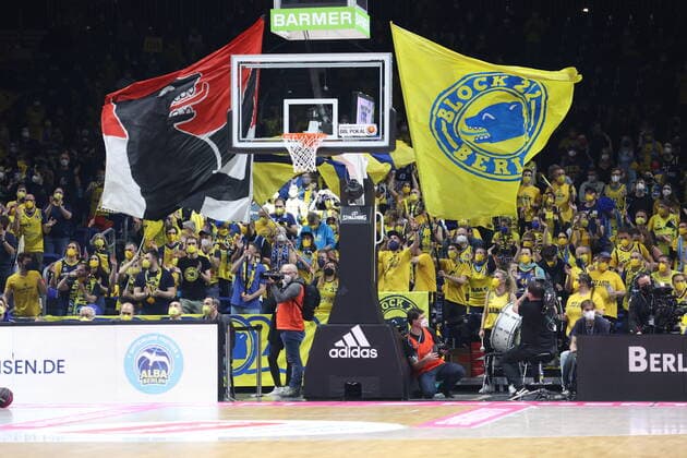 DEU, TOP4, Pokal, ALBA vs. Crailsheim, 20.02.2022, Mercedes-Benz-Arena, Berlin, DEU, TOP4, Pokal, ALBA vs. Crailsheim, im Bild ALBA-Fans