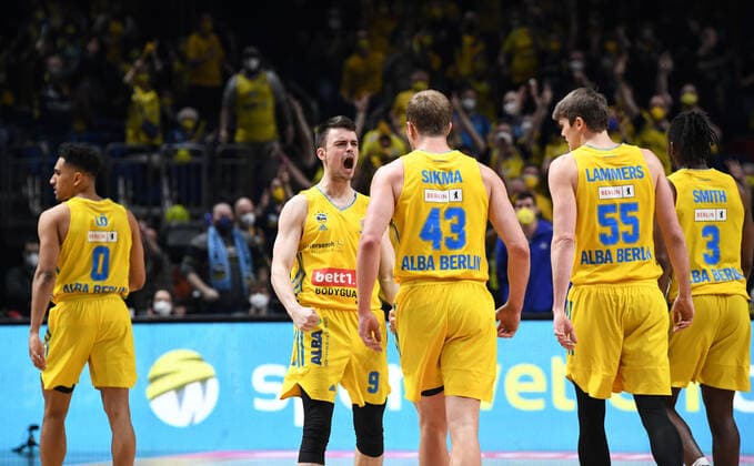 Basketball, Herren, Saison 2021 2022, MagentaSport BBL Pokal, Top Four (Finale), Hakro Merlins Crailsheim - Alba Berlin, v. l. Maodo Lo (Alba Berlin), Jonas Mattisseck (Alba Berlin), Luke Sikma (Alba Berlin), Ben Lammers (Alba Berlin), Jaleen Smith (Alba Berlin), 20.02. 2022, Copyright: xSebastianxRäppold MatthiasxKochx