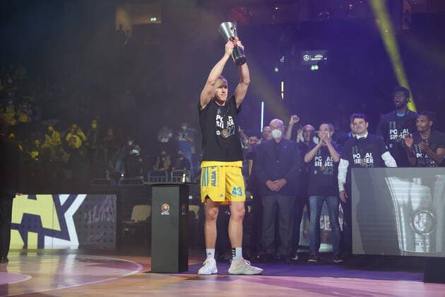 DEU, TOP4, Pokal, ALBA vs. Crailsheim, 20.02.2022, Mercedes-Benz-Arena, Berlin, DEU, TOP4, Pokal, ALBA vs. Crailsheim, im Bild Luke Sikma (ALBA Berlin 43) , mit dem Pokal