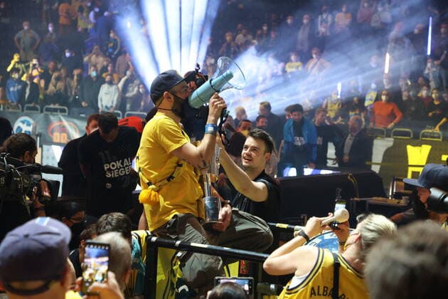 DEU, TOP4, Pokal, ALBA vs. Crailsheim, 20.02.2022, Mercedes-Benz-Arena, Berlin, DEU, TOP4, Pokal, ALBA vs. Crailsheim, im Bild ALBA-Fans, Jonas Mattisseck (ALBA Berlin 9)