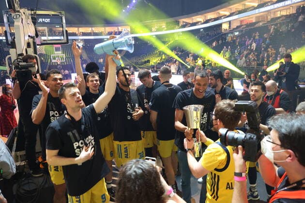 Sport Bilder des Tages DEU, TOP4, Pokal, ALBA vs. Crailsheim, 20.02.2022, Mercedes-Benz-Arena, Berlin, DEU, TOP4, Pokal, ALBA vs. Crailsheim, im Bild Jonas Mattisseck (ALBA Berlin 9), Louis Olinde (ALBA Berlin 19), Tamir Blatt (ALBA Berlin 45) mit dem Pokal, ALBA-Spielerkreis, ALBA-Fans