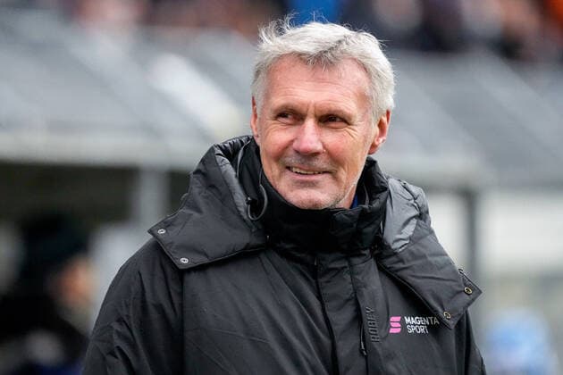 Rudolf Bommer (Rudi Bommer) als Experte für Magenta MagentaSport, TV, Fernsehen, Einzelbild, Einzelfoto, Aktion, Action, Porträt, Portrait, Freude, freuen, freut sich, freundlich, fröhlich, glücklich, strahlend, optimistisch, 20.02.2022, Mannheim (Deutschland), Fussball, 3. Liga, SV Waldhof Mannheim - 1. FC Kaiserslautern, DFB DFL REGULATIONS PROHIBIT ANY USE OF PHOTOGRAPHS AS IMAGE SEQUENCES AND OR QUASI-VIDEO.