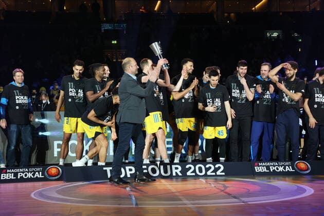 DEU, TOP4, Pokal, ALBA vs. Crailsheim, 20.02.2022, Mercedes-Benz-Arena, Berlin, DEU, TOP4, Pokal, ALBA vs. Crailsheim, im Bild Marco Baldi (ALBA Berlin), ALBA-Spielerkreis