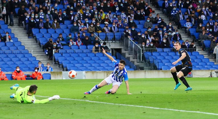 San Sebastian - RB Leipzig 24.02.2022 Donostia-San Sebastian, 24.02.2022, Estadio Anoeta, Fussball, UEFA Europa League, Play Off Rueckspiel , Real Sociedad San Sebastian (ESP) vs. RB Leipzig (GER) , Im Bild: Chance RB Leipzig. Lukas Klostermann (16, RB Leipzig) im spanischen Strfraum. , UEFA regulations prohibit any use of photographs as image sequences and or quasi-video ,