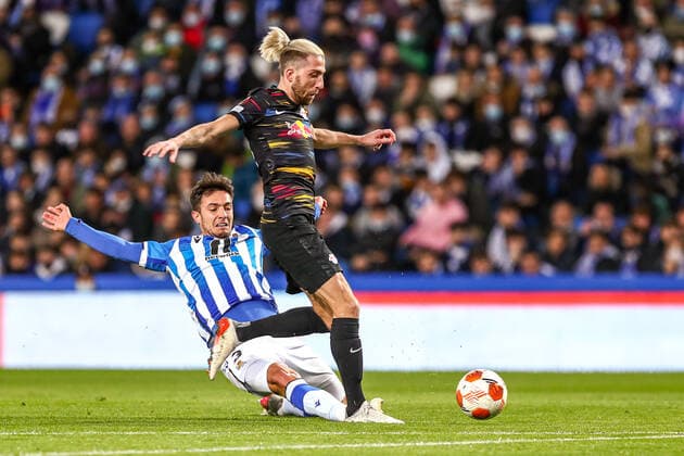 Kevin Kampl (RB Leipzig, 44) im Zweikampf gegen Martin Zubimendi Ibanez (Real Sociedad, 03), ESP, Real Sociedad vs. RB Leipzig, UEFA Europa League Play-Offs, Spielzeit 2021 2022, 24.02.2022, DFB DFL regulations prohibit any use of photographs as image sequences and or quasi-video., ESP, Real Sociedad vs. RB Leipzig, UEFA Europa League Play-Offs, Spielzeit 2021 2022, 24.02.2022 San Sebastian Copyright: xEibner-Pressefoto GabrielxBoiax EP_EEP