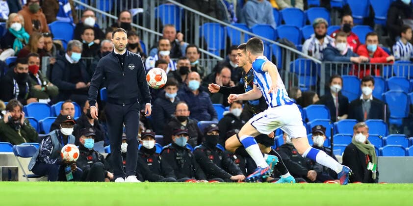 San Sebastian - RB Leipzig 24.02.2022 Donostia-San Sebastian, 24.02.2022, Estadio Anoeta, Fussball, UEFA Europa League, Play Off Rueckspiel , Real Sociedad San Sebastian (ESP) vs. RB Leipzig (GER) , Im Bild: Trainer Domenico Tedesco, RB Leipzig, beobachtet Andre Silva (33, RB Leipzig). , UEFA regulations prohibit any use of photographs as image sequences and or quasi-video ,