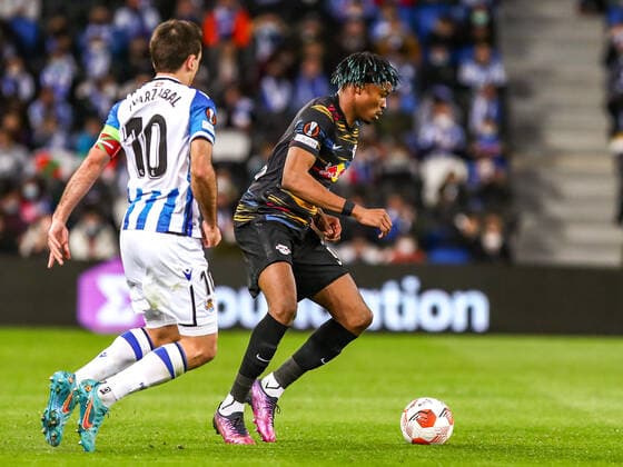 Mohamed Simakan (RB Leipzig, 02) im Zweikampf gegen Mikel Oyarzabal Ugarte (Real Sociedad, 10), ESP, Real Sociedad vs. RB Leipzig, UEFA Europa League Play-Offs, Spielzeit 2021 2022, 24.02.2022, DFB DFL regulations prohibit any use of photographs as image sequences and or quasi-video., ESP, Real Sociedad vs. RB Leipzig, UEFA Europa League Play-Offs, Spielzeit 2021 2022, 24.02.2022 San Sebastian Copyright: xEibner-Pressefoto GabrielxBoiax EP_EEP