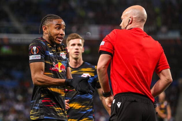 Christopher Nkunku (RB Leipzig, 18) und Anthony Taylor (Schiedsrichter), ESP, Real Sociedad vs. RB Leipzig, UEFA Europa League Play-Offs, Spielzeit 2021 2022, 24.02.2022, DFB DFL regulations prohibit any use of photographs as image sequences and or quasi-video., ESP, Real Sociedad vs. RB Leipzig, UEFA Europa League Play-Offs, Spielzeit 2021 2022, 24.02.2022 San Sebastian Copyright: xEibner-Pressefoto GabrielxBoiax EP_EEP