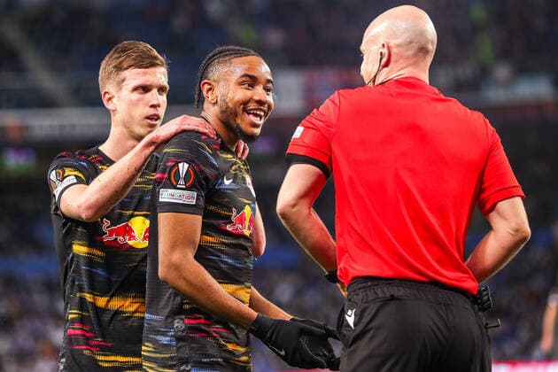 Christopher Nkunku (RB Leipzig, 18) und Anthony Taylor (Schiedsrichter), ESP, Real Sociedad vs. RB Leipzig, UEFA Europa League Play-Offs, Spielzeit 2021 2022, 24.02.2022, DFB DFL regulations prohibit any use of photographs as image sequences and or quasi-video., ESP, Real Sociedad vs. RB Leipzig, UEFA Europa League Play-Offs, Spielzeit 2021 2022, 24.02.2022 San Sebastian Copyright: xEibner-Pressefoto GabrielxBoiax EP_EEP