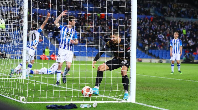 San Sebastian - RB Leipzig 24.02.2022 Donostia-San Sebastian, 24.02.2022, Estadio Anoeta, Fussball, UEFA Europa League, Play Off Rueckspiel , Real Sociedad San Sebastian (ESP) vs. RB Leipzig (GER) , Im Bild: Foulelmeter für RB Leipzig. Andre Silva (33, RB Leipzig) vergibt den Strfstross. Willi Orban (4, RB Leipzig) verwandelt im Nachschuss. , UEFA regulations prohibit any use of photographs as image sequences and or quasi-video ,
