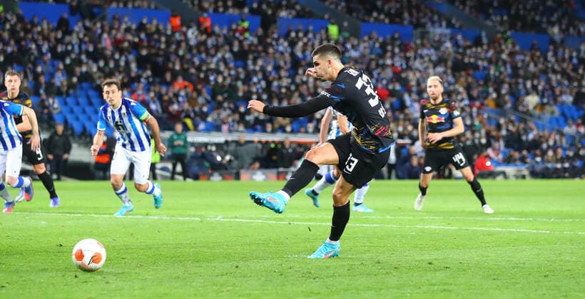 San Sebastian - RB Leipzig 24.02.2022 Donostia-San Sebastian, 24.02.2022, Estadio Anoeta, Fussball, UEFA Europa League, Play Off Rueckspiel , Real Sociedad San Sebastian (ESP) vs. RB Leipzig (GER) , Im Bild: Foulelmeter für RB Leipzig. Andre Silva (33, RB Leipzig) vergibt den Strfstross. Willi Orban (4, RB Leipzig) verwandelt im Nachschuss. , UEFA regulations prohibit any use of photographs as image sequences and or quasi-video ,