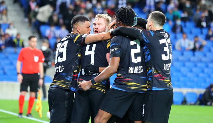 San Sebastian - RB Leipzig 24.02.2022 Donostia-San Sebastian, 24.02.2022, Estadio Anoeta, Fussball, UEFA Europa League, Play Off Rueckspiel , Real Sociedad San Sebastian (ESP) vs. RB Leipzig (GER) , Im Bild: Foulelmeter für RB Leipzig. Andre Silva (33, RB Leipzig) vergibt den Strafstoss. Willi Orban (4, RB Leipzig) verwandelt im Nachschuss zum 0:1. Teamjubel Leipzig. , UEFA regulations prohibit any use of photographs as image sequences and or quasi-video ,