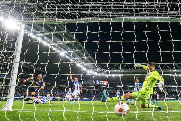 Willi Orban (RB Leipzig, 04) schießt schiesst das Tor zum 0:1, ESP, Real Sociedad vs. RB Leipzig, UEFA Europa League Play-Offs, Spielzeit 2021 2022, 24.02.2022, DFB DFL regulations prohibit any use of photographs as image sequences and or quasi-video., ESP, Real Sociedad vs. RB Leipzig, UEFA Europa League Play-Offs, Spielzeit 2021 2022, 24.02.2022 San Sebastian Copyright: xEibner-Pressefoto GabrielxBoiax EP_EEP