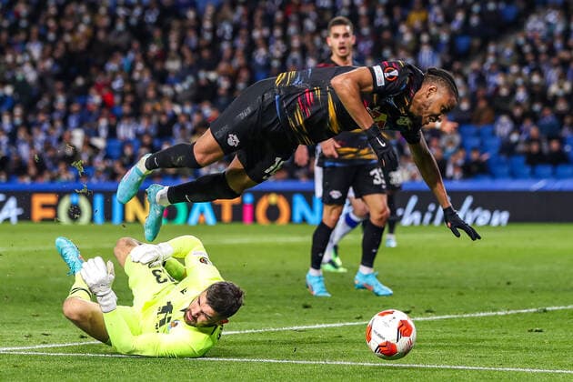 Christopher Nkunku (RB Leipzig, 18) im Zweikampf gegen Torwart Mathew Ryan (Real Sociedad, 13), ESP, Real Sociedad vs. RB Leipzig, UEFA Europa League Play-Offs, Spielzeit 2021 2022, 24.02.2022, DFB DFL regulations prohibit any use of photographs as image sequences and or quasi-video., ESP, Real Sociedad vs. RB Leipzig, UEFA Europa League Play-Offs, Spielzeit 2021 2022, 24.02.2022 San Sebastian Copyright: xEibner-Pressefoto GabrielxBoiax EP_EEP