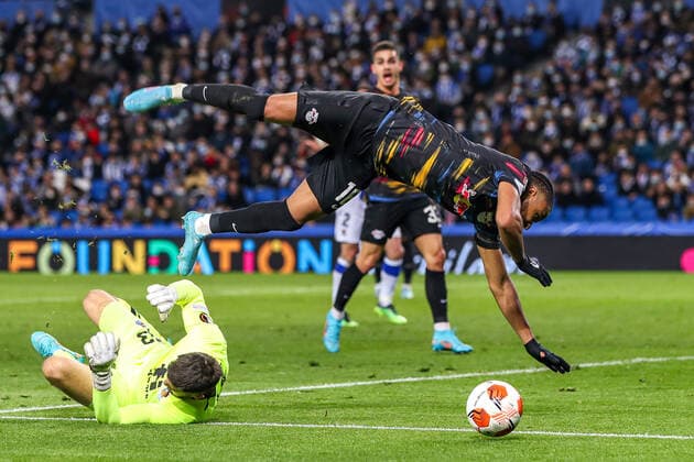 Christopher Nkunku (RB Leipzig, 18) im Zweikampf gegen Torwart Mathew Ryan (Real Sociedad, 13), ESP, Real Sociedad vs. RB Leipzig, UEFA Europa League Play-Offs, Spielzeit 2021 2022, 24.02.2022, DFB DFL regulations prohibit any use of photographs as image sequences and or quasi-video., ESP, Real Sociedad vs. RB Leipzig, UEFA Europa League Play-Offs, Spielzeit 2021 2022, 24.02.2022 San Sebastian Copyright: xEibner-Pressefoto GabrielxBoiax EP_EEP