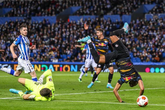 Christopher Nkunku (RB Leipzig, 18) im Zweikampf gegen Torwart Mathew Ryan (Real Sociedad, 13), ESP, Real Sociedad vs. RB Leipzig, UEFA Europa League Play-Offs, Spielzeit 2021 2022, 24.02.2022, DFB DFL regulations prohibit any use of photographs as image sequences and or quasi-video., ESP, Real Sociedad vs. RB Leipzig, UEFA Europa League Play-Offs, Spielzeit 2021 2022, 24.02.2022 San Sebastian Copyright: xEibner-Pressefoto GabrielxBoiax EP_EEP