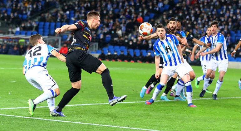 San Sebastian - RB Leipzig 24.02.2022 Donostia-San Sebastian, 24.02.2022, Estadio Anoeta, Fussball, UEFA Europa League, Play Off Rueckspiel , Real Sociedad San Sebastian (ESP) vs. RB Leipzig (GER) , Im Bild v.l.: Aihen Munoz (12, San Sebastian), Willi Orban (4, RB Leipzig). Orban reklamiert Handspiel. , UEFA regulations prohibit any use of photographs as image sequences and or quasi-video ,